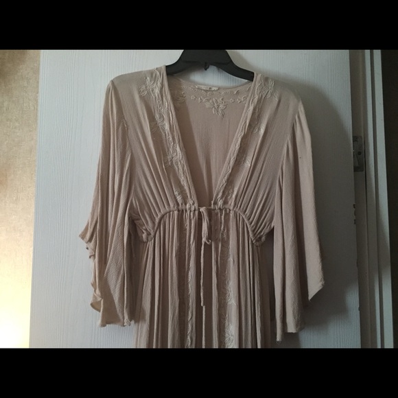 Super cute cream colored v cut tied open maxi top - Picture 2 of 3